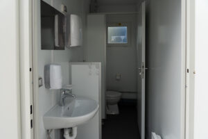 10 Fuss WC Sanitaer Container 02