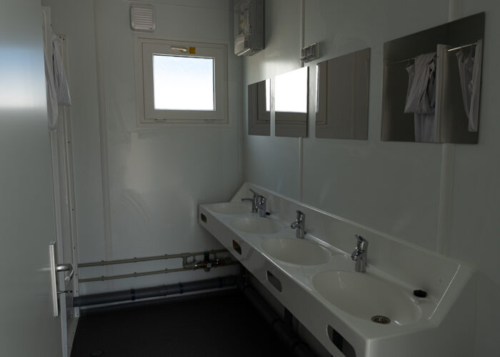 20 Fuss Sanitaercontainer 02